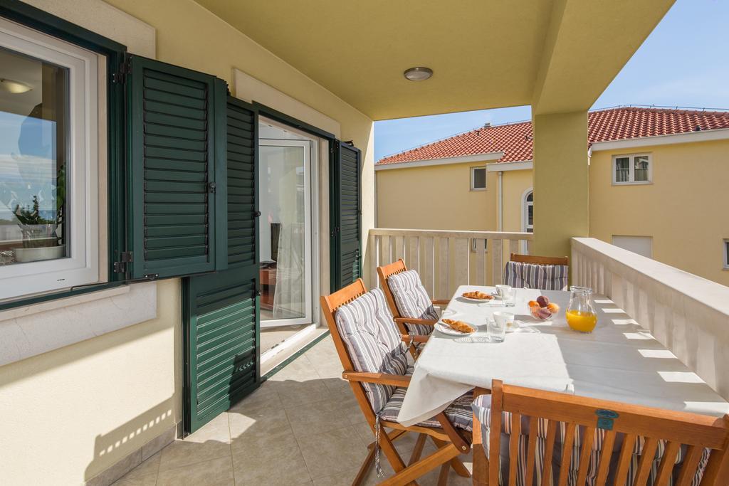 Apartments Leon Podstrana Ruang foto