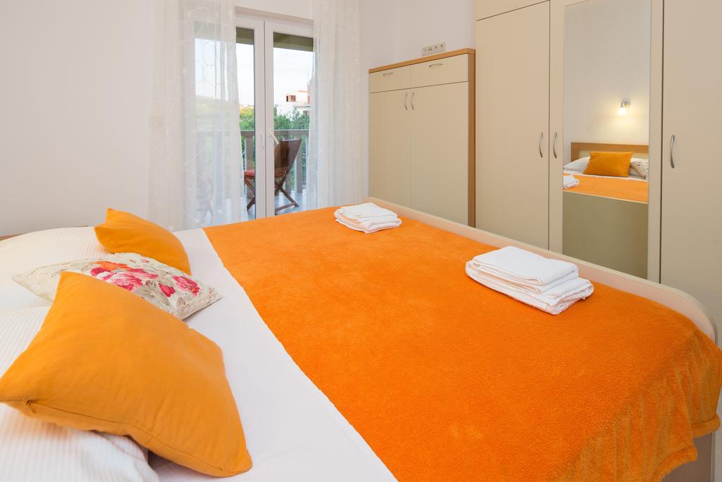 Apartments Leon Podstrana Ruang foto