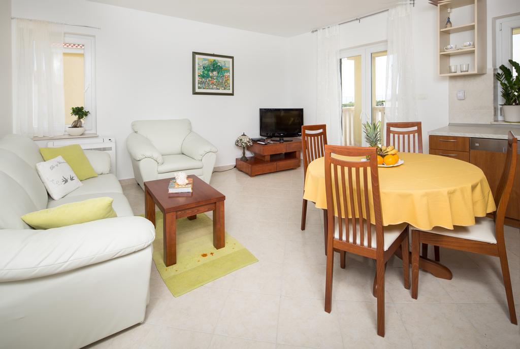 Apartments Leon Podstrana Ruang foto