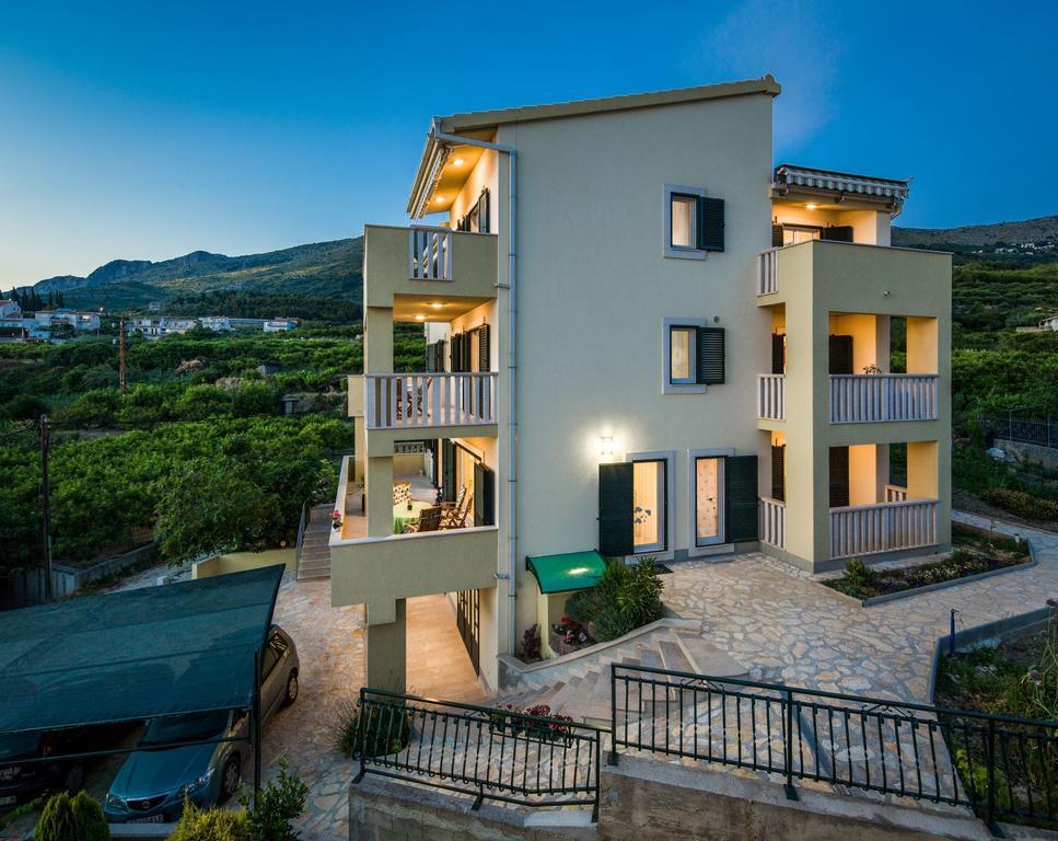 Apartments Leon Podstrana Bagian luar foto