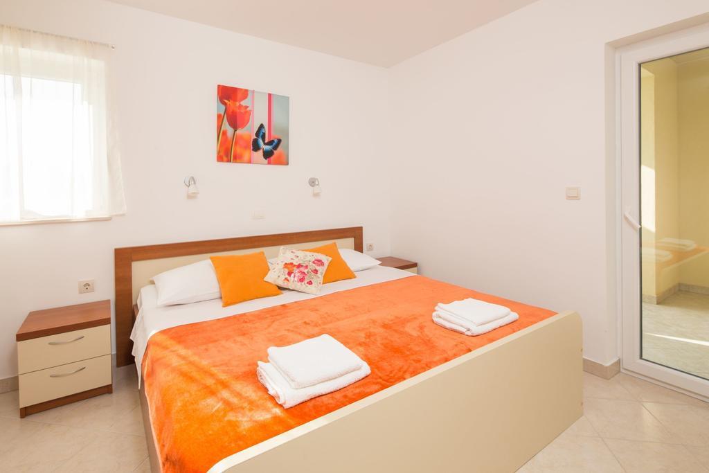 Apartments Leon Podstrana Ruang foto