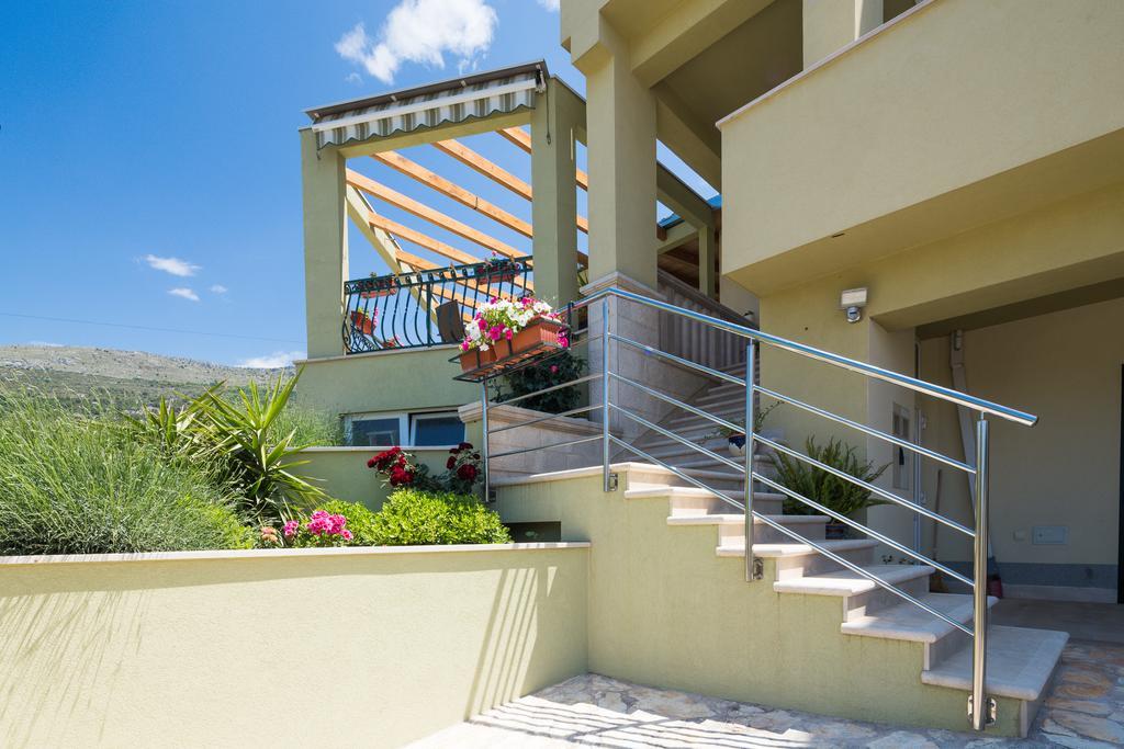 Apartments Leon Podstrana Bagian luar foto